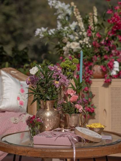 Floral detail and Tablescape — Mehendi decor — Alila + Samode Jaipur